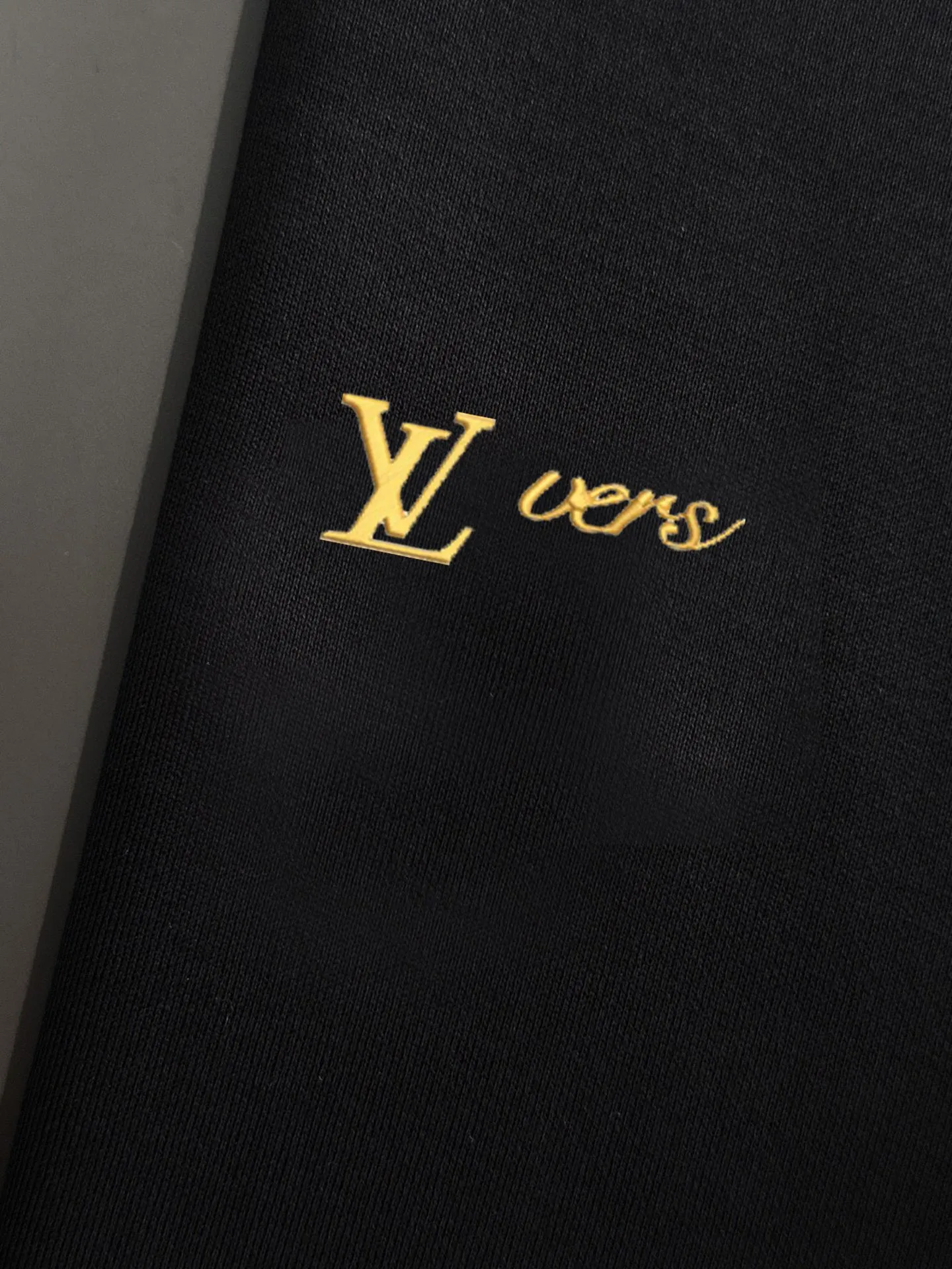 🅿️380 direct batch [LV Louis Vuitton] (Fat Man Gospel) hot-selling suit is coming. Focus on the original version of the official website. 2025 new hot-selling sweatshirt suit. The original order is the best. 🇭🇰The meticulous work of top designers. Just for a fitting and perfect upper body effect. 100% natural high-quality Roman cotton, close-fitting comfort, noble and elegant! Original hardware embodies elegance and nobility! Counter size: M-5XL (maximum wear up to 220 pounds)